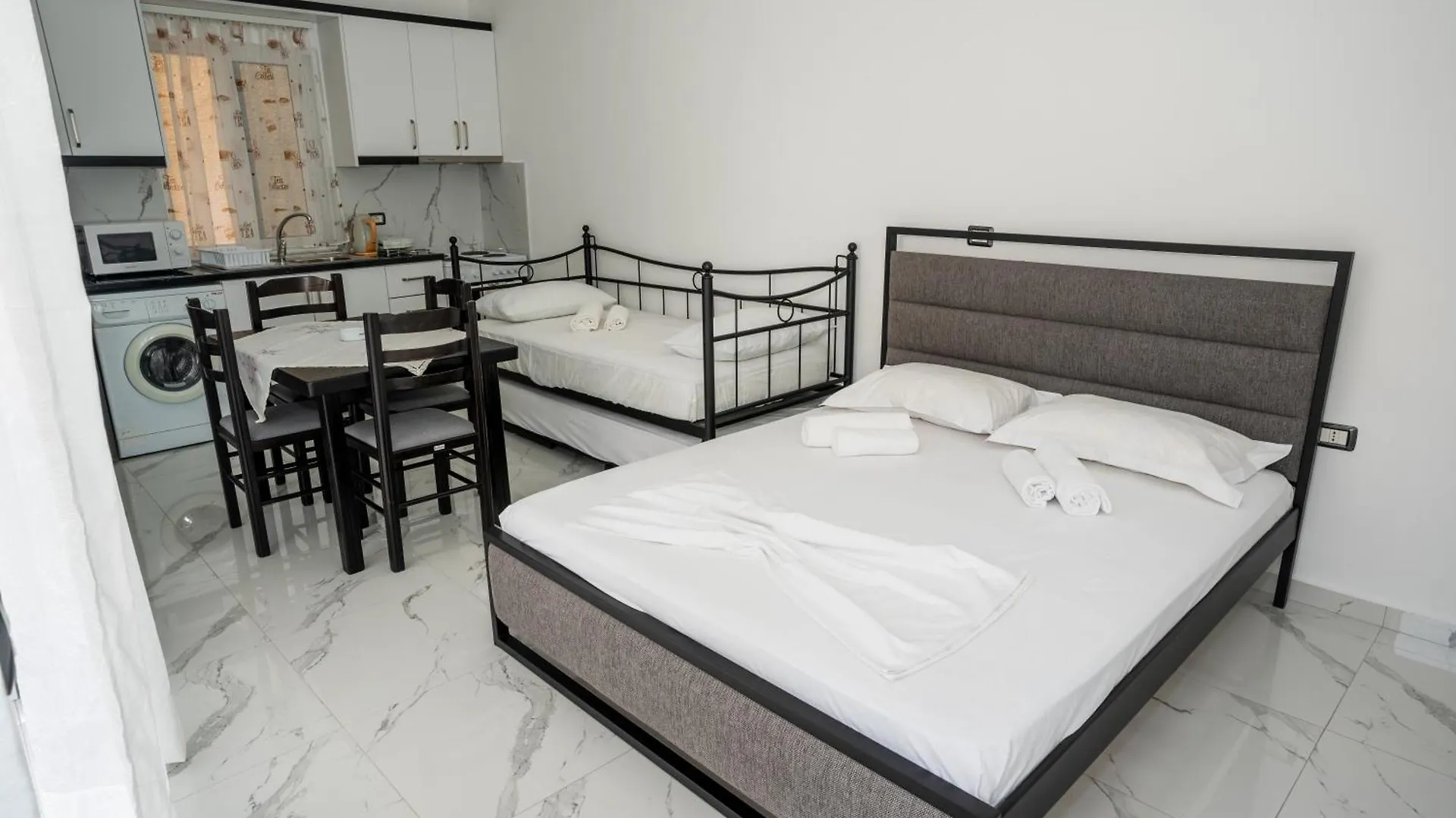 Kris Vacations In Saranda Apartment